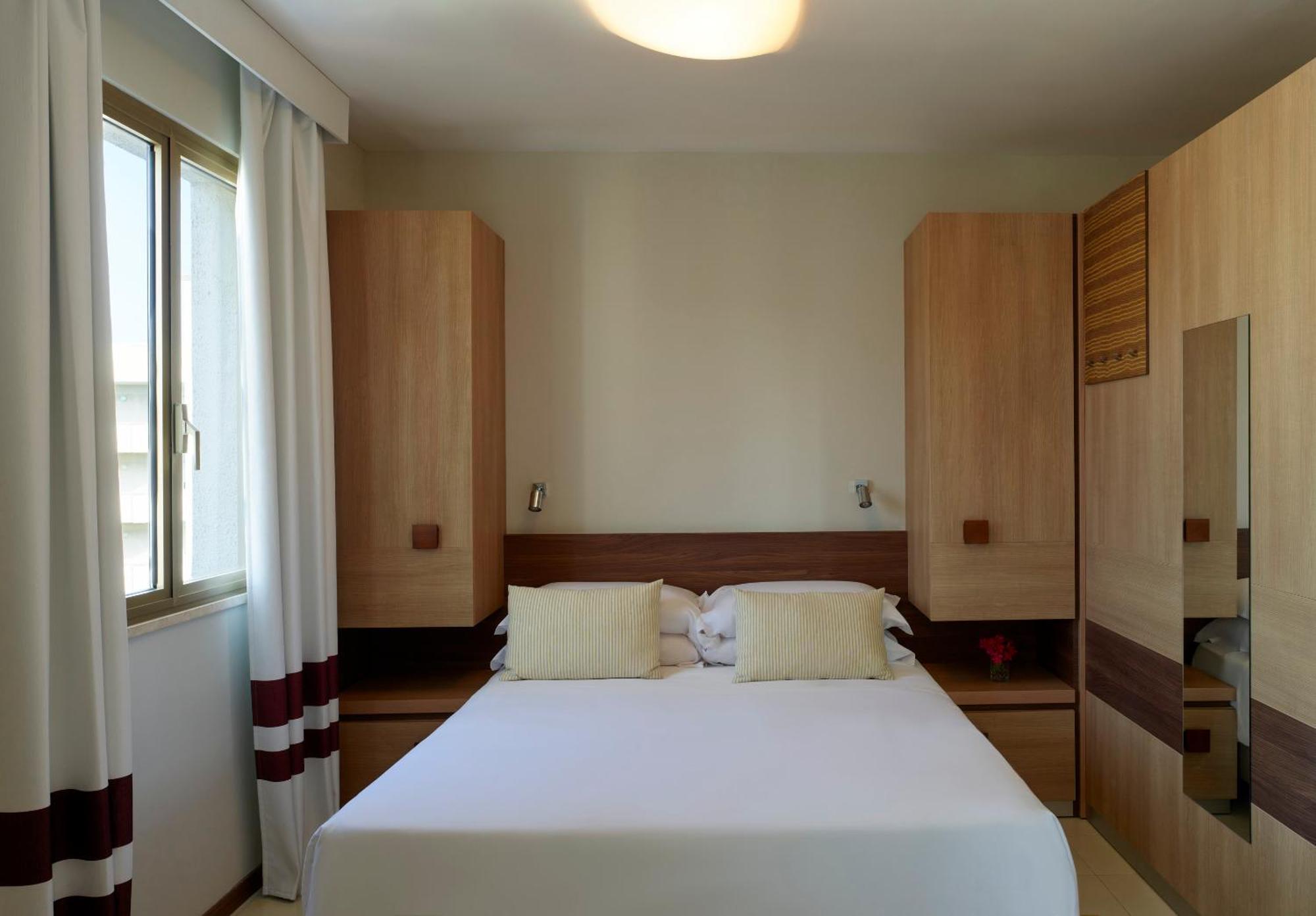 Serena Majestic Residence Montesilvano Phòng bức ảnh