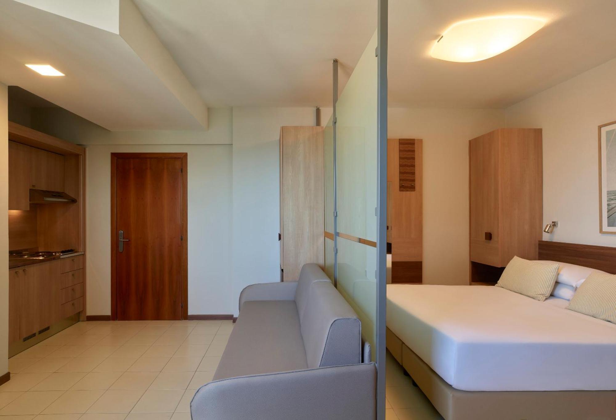 Serena Majestic Residence Montesilvano Phòng bức ảnh