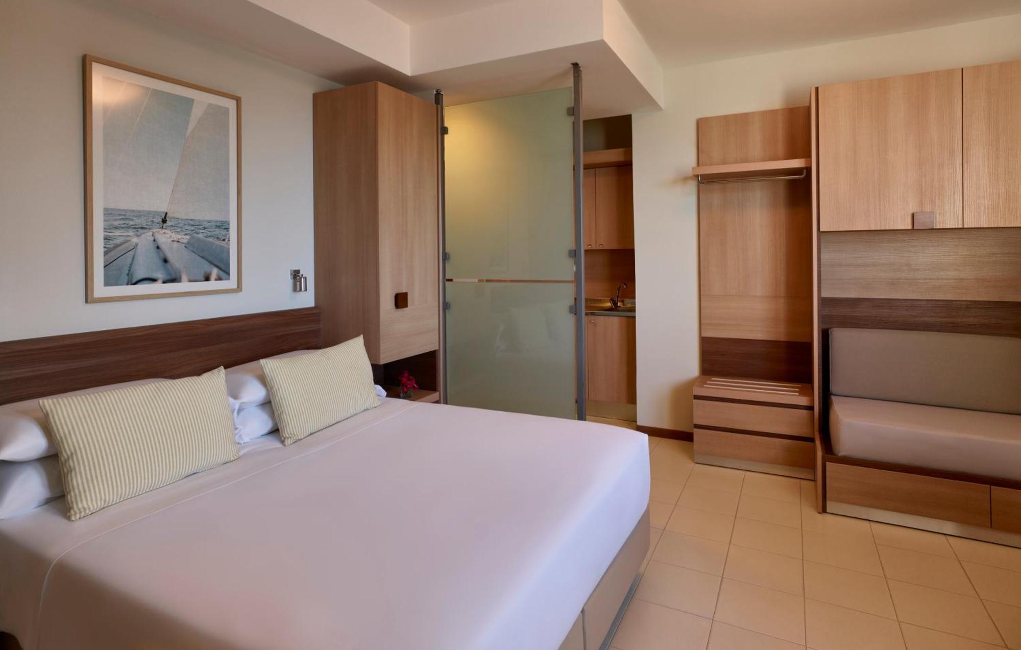 Serena Majestic Residence Montesilvano Phòng bức ảnh
